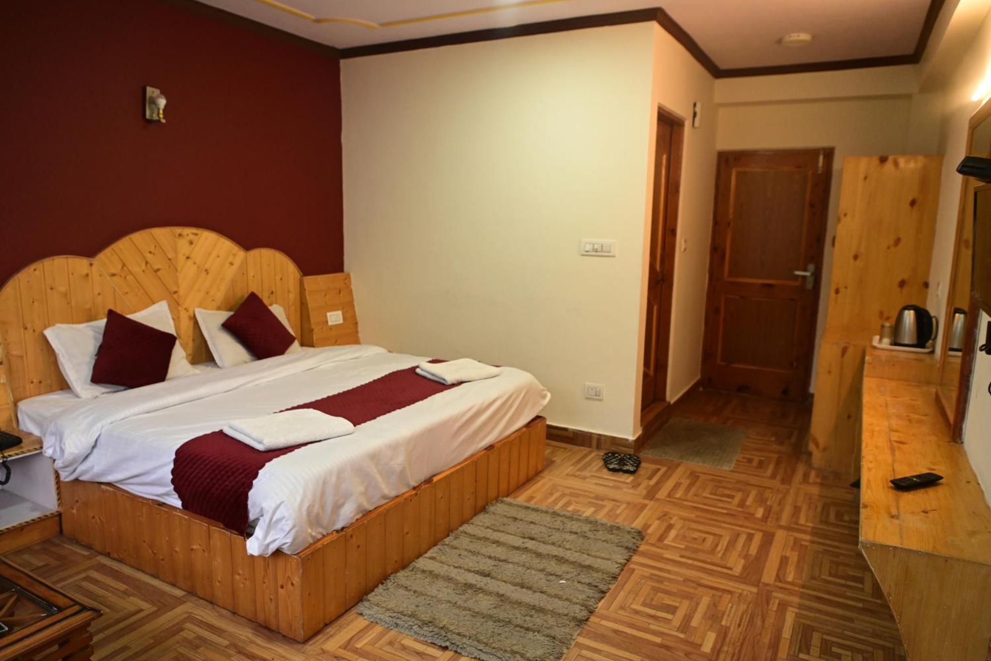Krishana Cottage A Pure Veg !!!300 M From Hadimba Temple!!!Balcony Rooms!!!Veg Restaurant!!!Couple Friendly!!!Family Cottage!!! Manali  Exterior photo