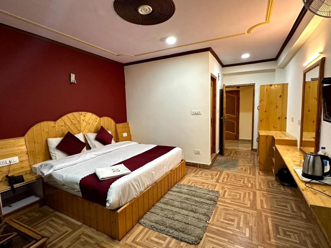 Krishana Cottage A Pure Veg !!!300 M From Hadimba Temple!!!Balcony Rooms!!!Veg Restaurant!!!Couple Friendly!!!Family Cottage!!! Manali  Room photo