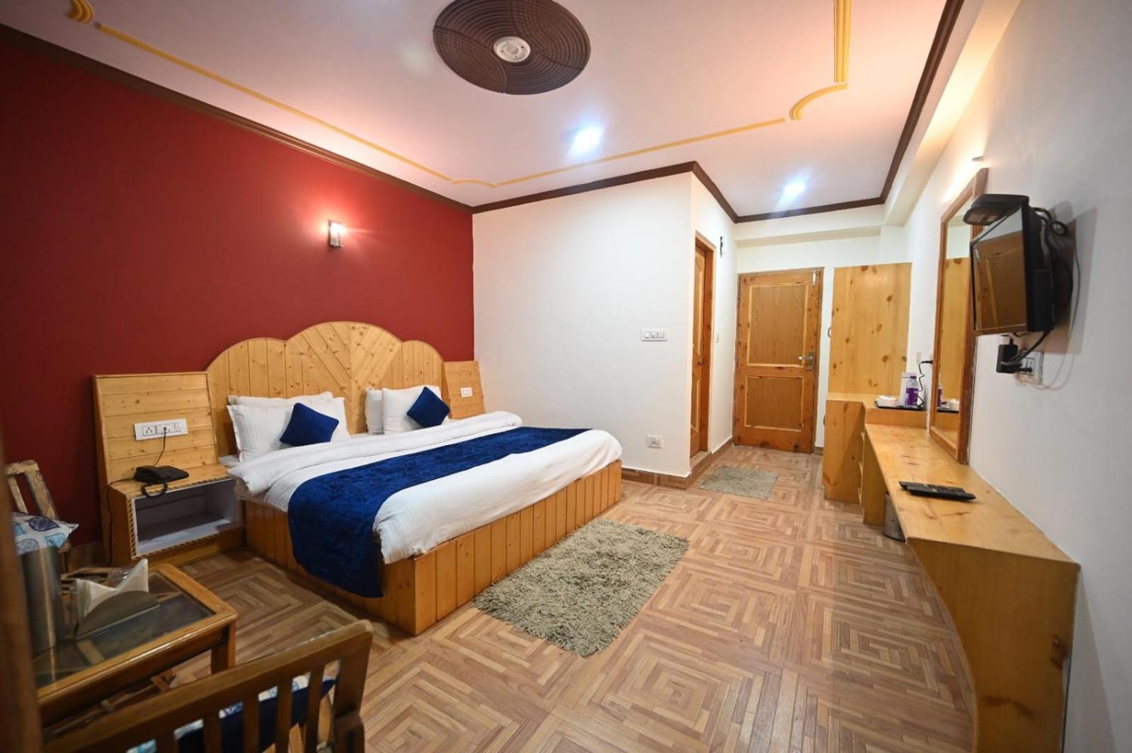 Krishana Cottage A Pure Veg !!!300 M From Hadimba Temple!!!Balcony Rooms!!!Veg Restaurant!!!Couple Friendly!!!Family Cottage!!! Manali  Room photo